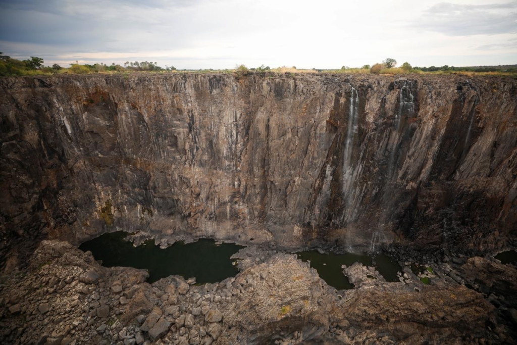 Dry cliffs are seen following a prolonged drought at Victoria Falls, Zimbabwe, 4 December 2019. Photo: Mike Hutchings / REUTERS