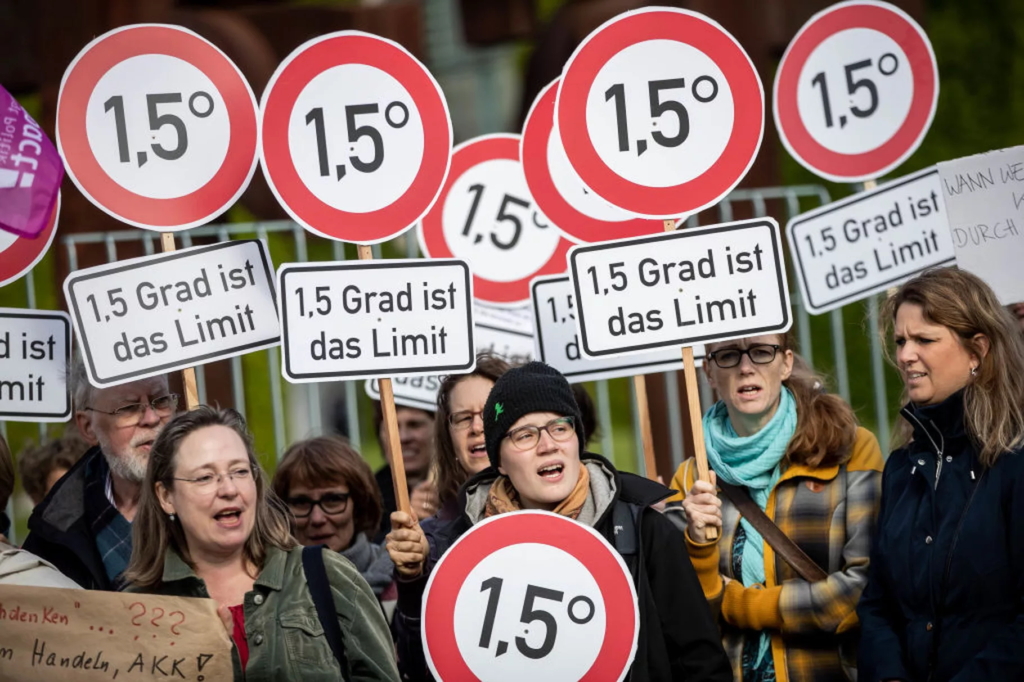 Activists in Berlin stood with signs calling for limiting global warming to 1.5 degrees Celsius at a rally that criticized Germany’s insufficient climate policy on 29 May 2019. Photo: Michael Kappeler / picture alliance / Getty Image