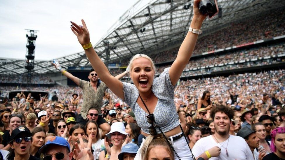 Thousands of Australians attend a huge benefit concert in Sydney on 16 February 2020 aiming to raise A$10m (£5.15m; $6.71m) to help communities devastated by bushfires. Photo: EPA / BBC News