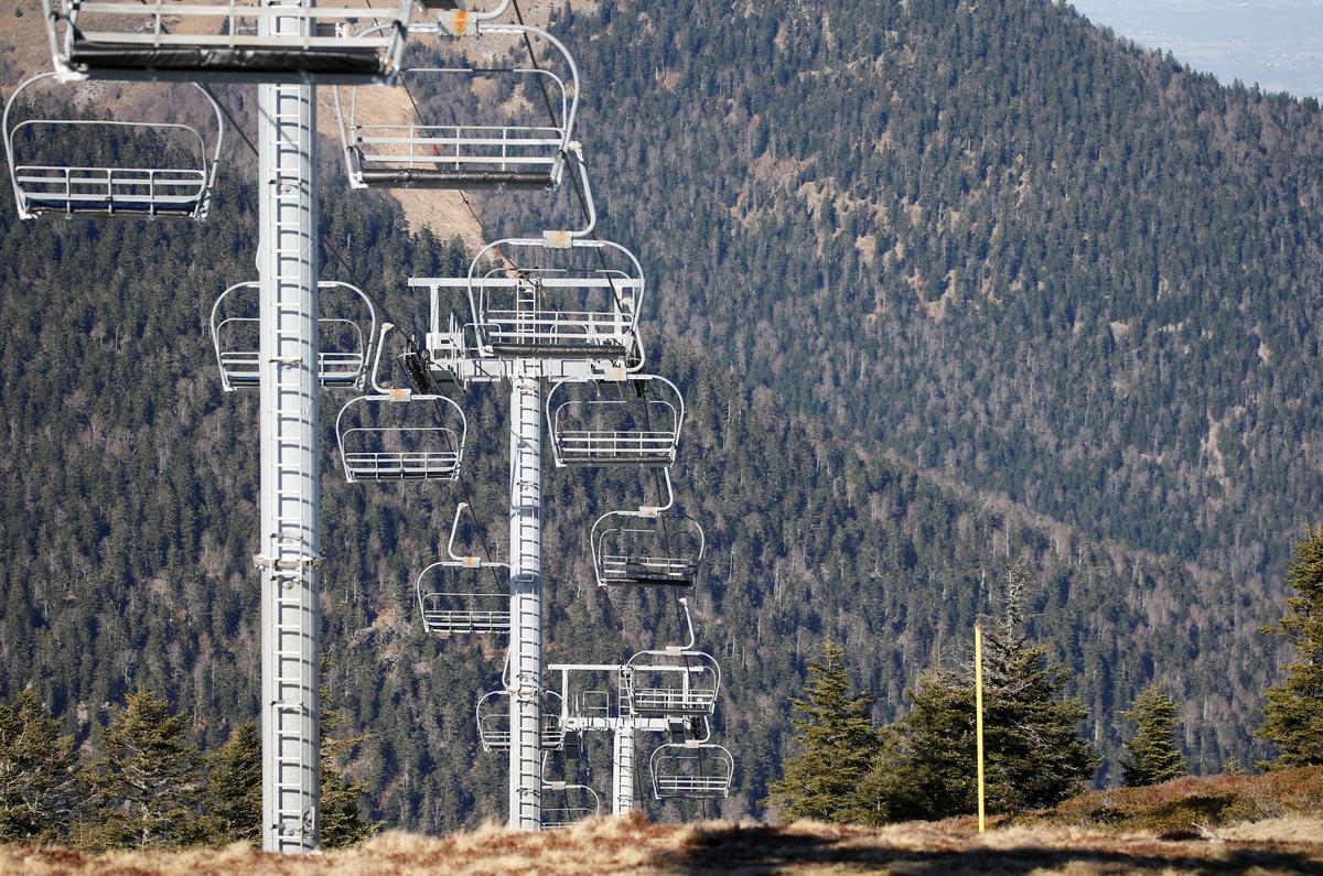 Chairlifts are pictured over ski slopes closed due to lack of snow, at the ski resort of The Mourtis in Boutx, France, 10 February 2020. Photo: Regis Duvignau / REUTERS