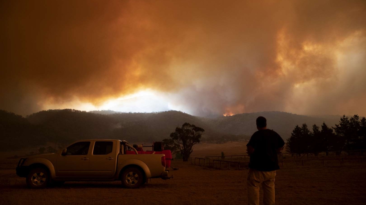 Laurence Cowie on his property looking at the spreading bushfire in Canberra on 1 February 2020. Photo: Brook Mitchell / Getty Images