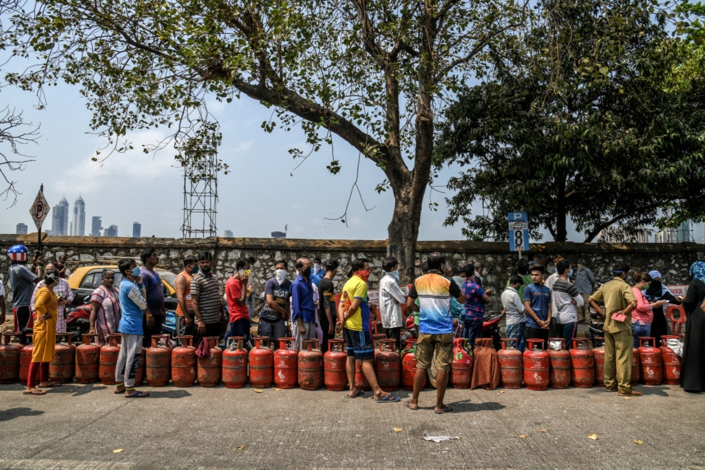 People in Mumbai, India wait in line to get cooking gas, 24 March 2020. Photo: Atul Loke / The New York Times