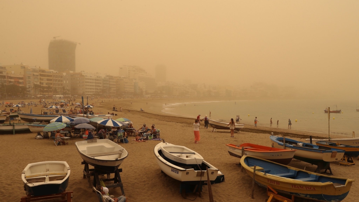 The sky on a beach on Gran Canaria in the Canary Islands is red from the worst sandstorm in 40 years, on 22 February 2020. Photo: Elvira Urquijo A. / EPA / Shutterstock