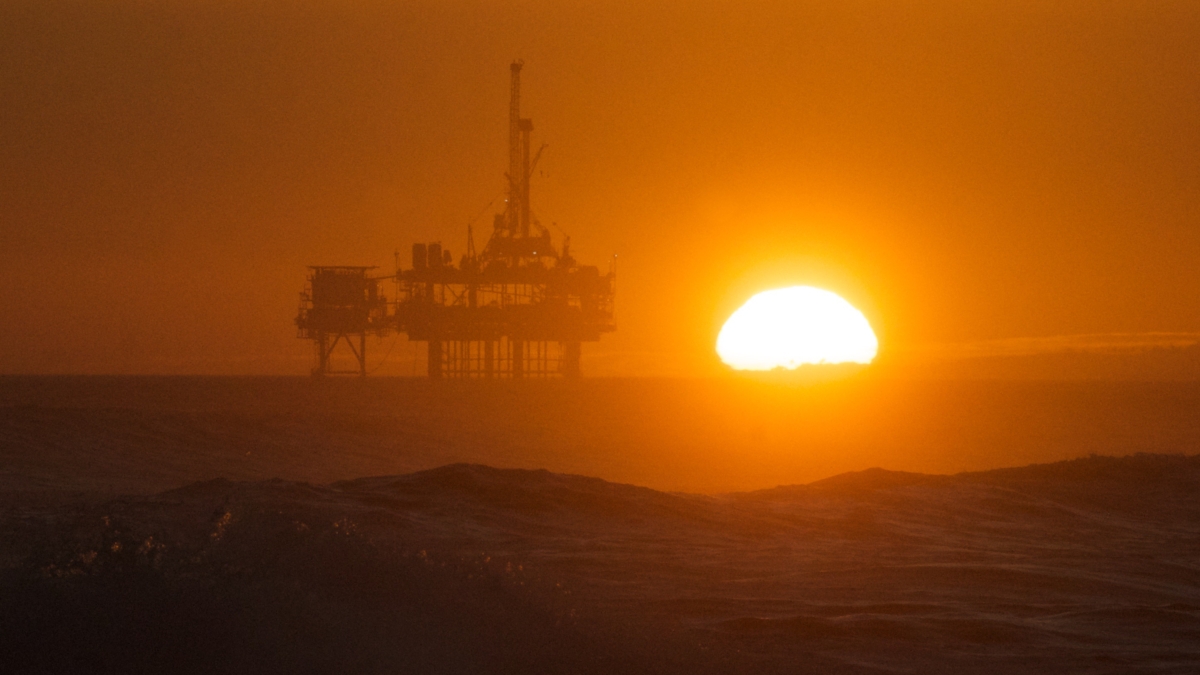 Sunset over an offshore oil platform near Huntington Beach, California, August 2014 Photo: Pete Markham / Flickr