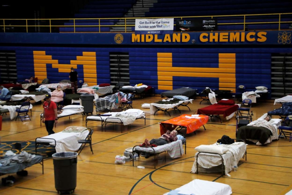 Volunteers assist evacuated residents at a temporary shelter at Midland High School, in Midland on 20 May 2020. Photo: Carlos Osorio / AP Photo
