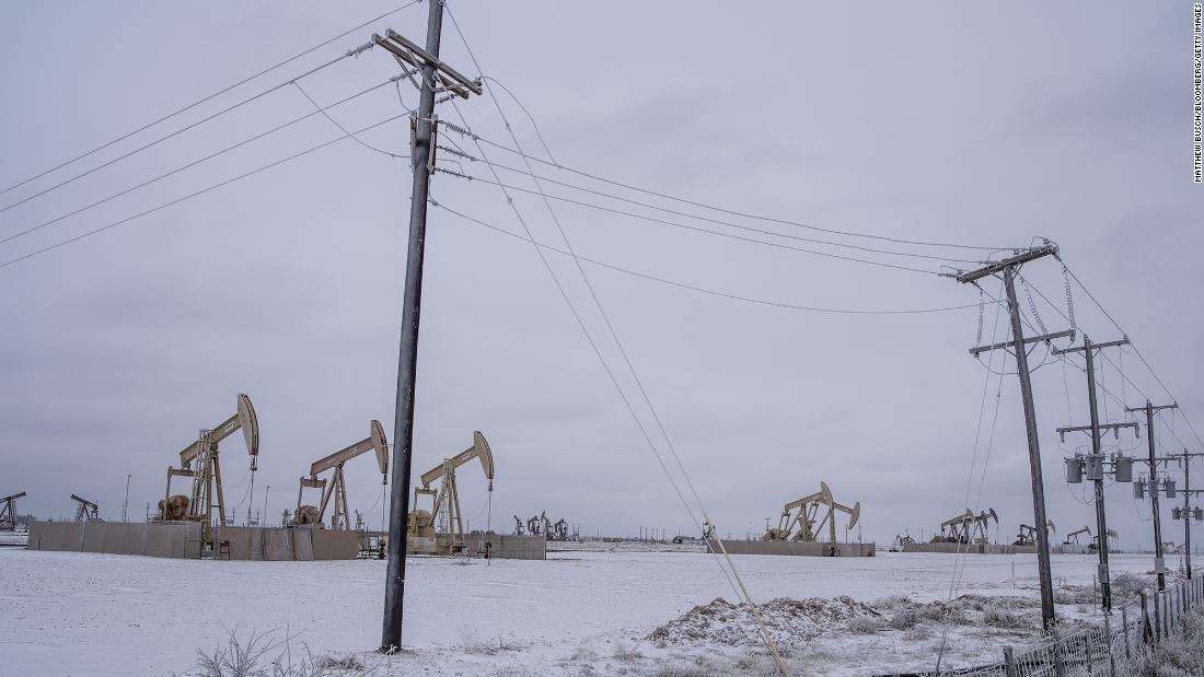 Snow covers an oil field as pump jacks operate in the Permian Basin in Midland, Texas, U.S, on Saturday, 13 February 2021. Photo: Matthew Busch / Bloomberg / Getty Images