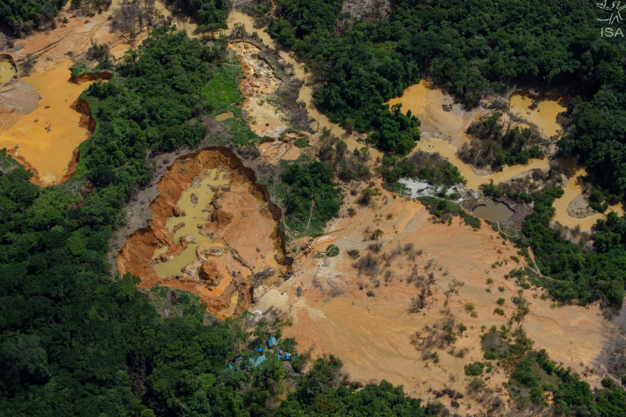 Aerial view of illegal gold mining in the Homoxi region, next to a community airstrip, at TI Yanomami, in the far north of Brazil, between the states of Amazonas and Roraima, December 2020. Photo: Instituto Socioambiental