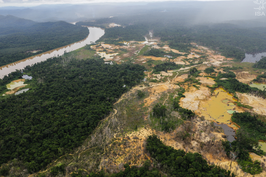 Aerial view of illegal gold mining camp on the Uraricoera river, Waikás region, TI Yanomami, in the far north of Brazil, between the states of Amazonas and Roraima, December 2020. Photo: Instituto Socioambiental