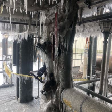 Ice drapes machinery at the Entergy power plant in Houston, Texas, after Winter Storm Uri, 16 February 2021. Photo: Lauren Talarico / KHOU / Twitter