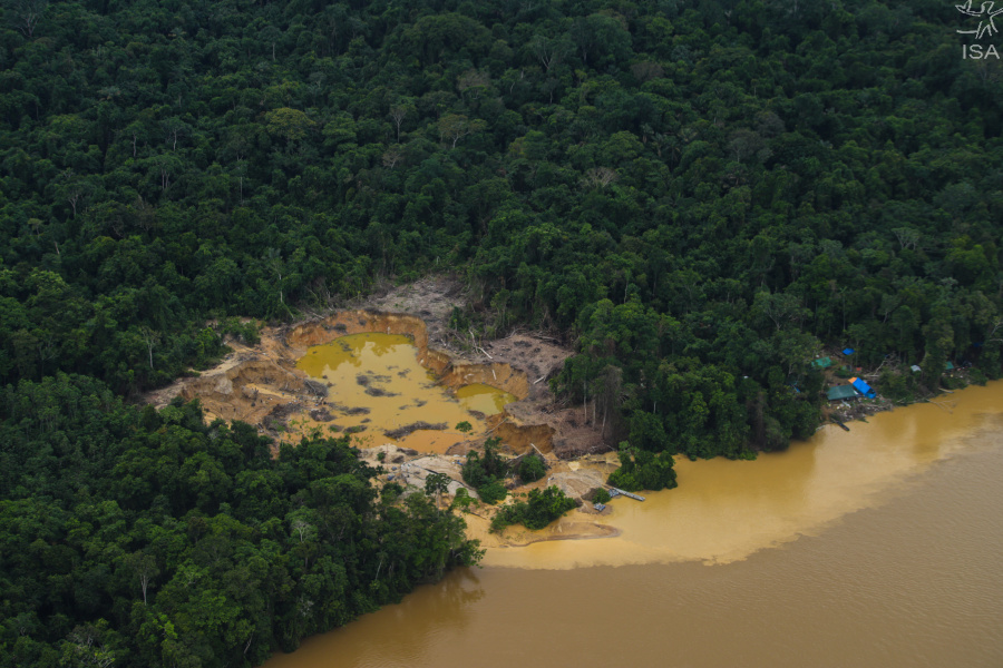 Aerial view of illegal gold mining activity on the banks of the Parima River, Terra Yanomami, in the far north of Brazil, between the states of Amazonas and Roraima, December 2020. Photo: Instituto Socioambiental