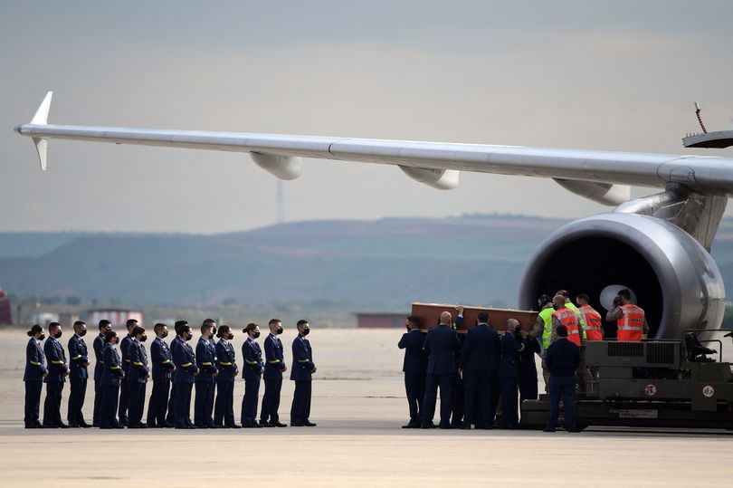 Spanish air force personnel carry the coffins with bodies of Spanish journalists David Beriain and Roberto Fraile and an Irish ONG chief Rory Young killed by JNIM (Groupe de soutien à l’islam et aux musulmans) insurgents in eastern Burkina Faso, after landing at the Torrejon de Ardoz air base on 30 April 2021. Photo: Javier Soriano / AFP / Getty Images