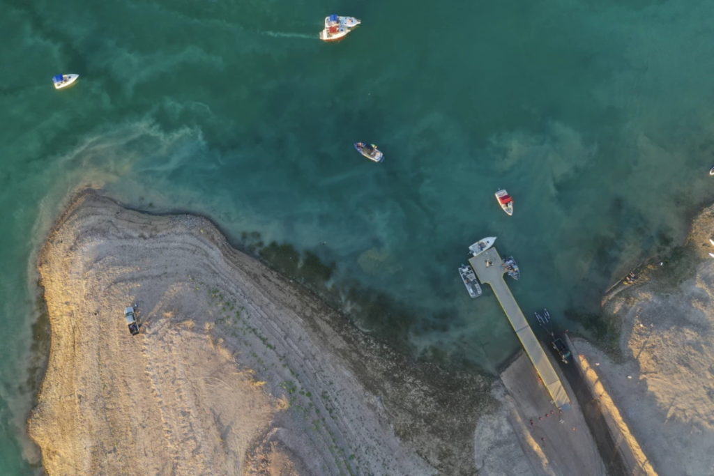 An aerial view of boaters waiting in line to use the Lake Mead’s only open boat launch ramp, at Hemenway Harbor. Photo: Allen J. Schaben / Los Angeles Times