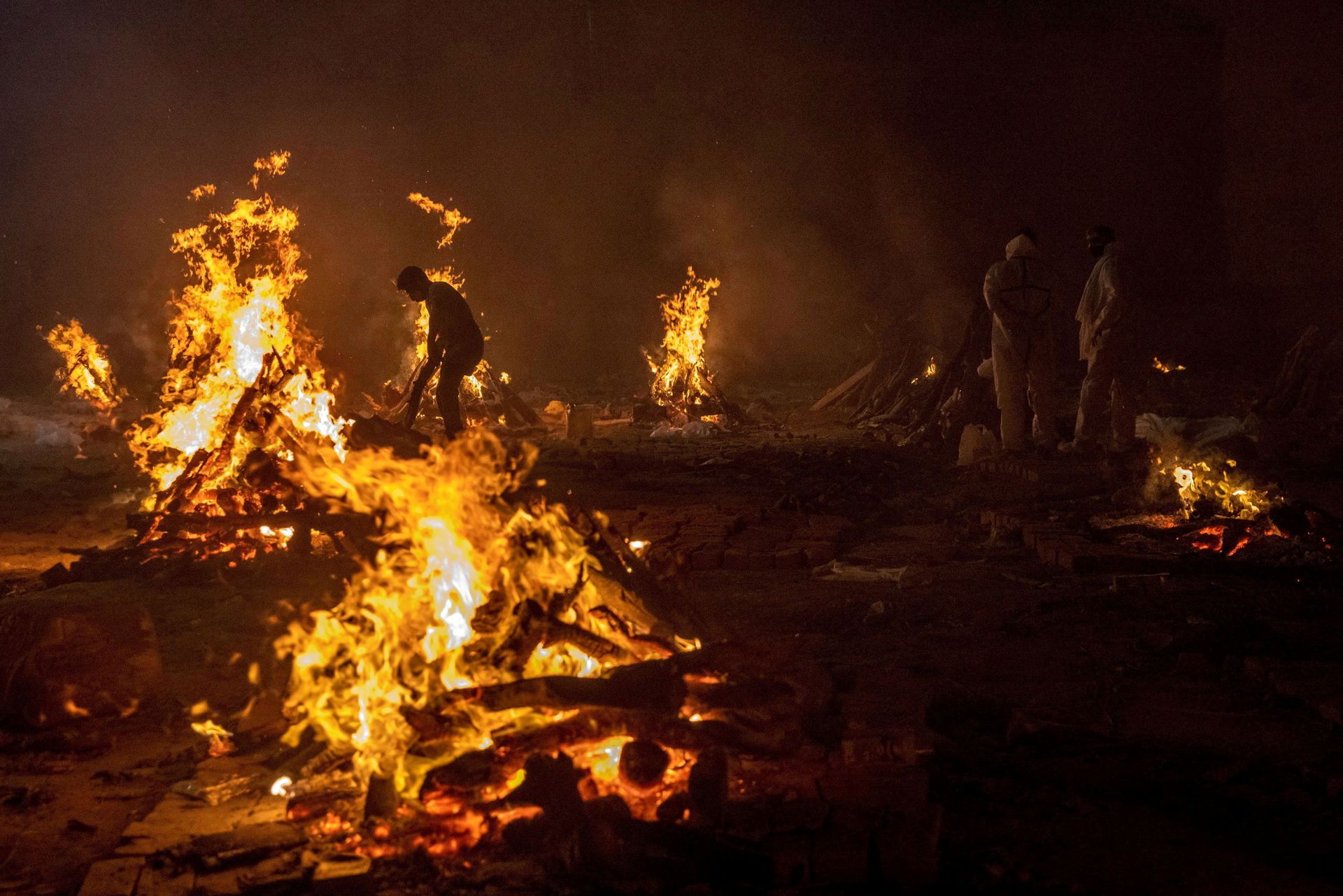 People cremate the bodies of COVID-19 victims at a crematorium ground in New Delhi, India, 24 April 2021. Photo: Danish Siddiqui / REUTERS