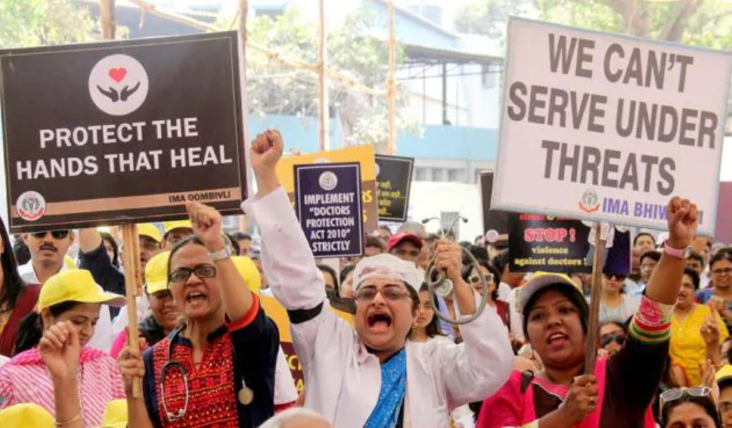 Doctors in India protest against the attack on a resident doctor in Dhule Civil Hospital in Mumbai, on 17 March 2017. In the second such incident in a week, three doctors and a nurse at Nashik General Hospital were assaulted by a mob after a patient died during treatment. The 700-member staffers at the hospital, which has four guards, threatened to resign if they were not provided with more security. Photo: Bhushan Koyande / Hindustan Times