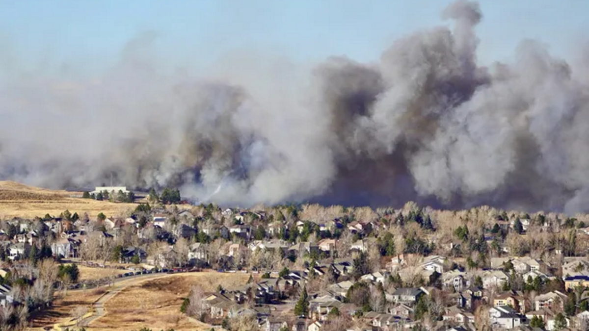 Smoke fills the air over the suburb of Superior, Colorado, as a wind-driven wildfire forced evacuations on 30 December 2021. Photo: Trevor Hughes