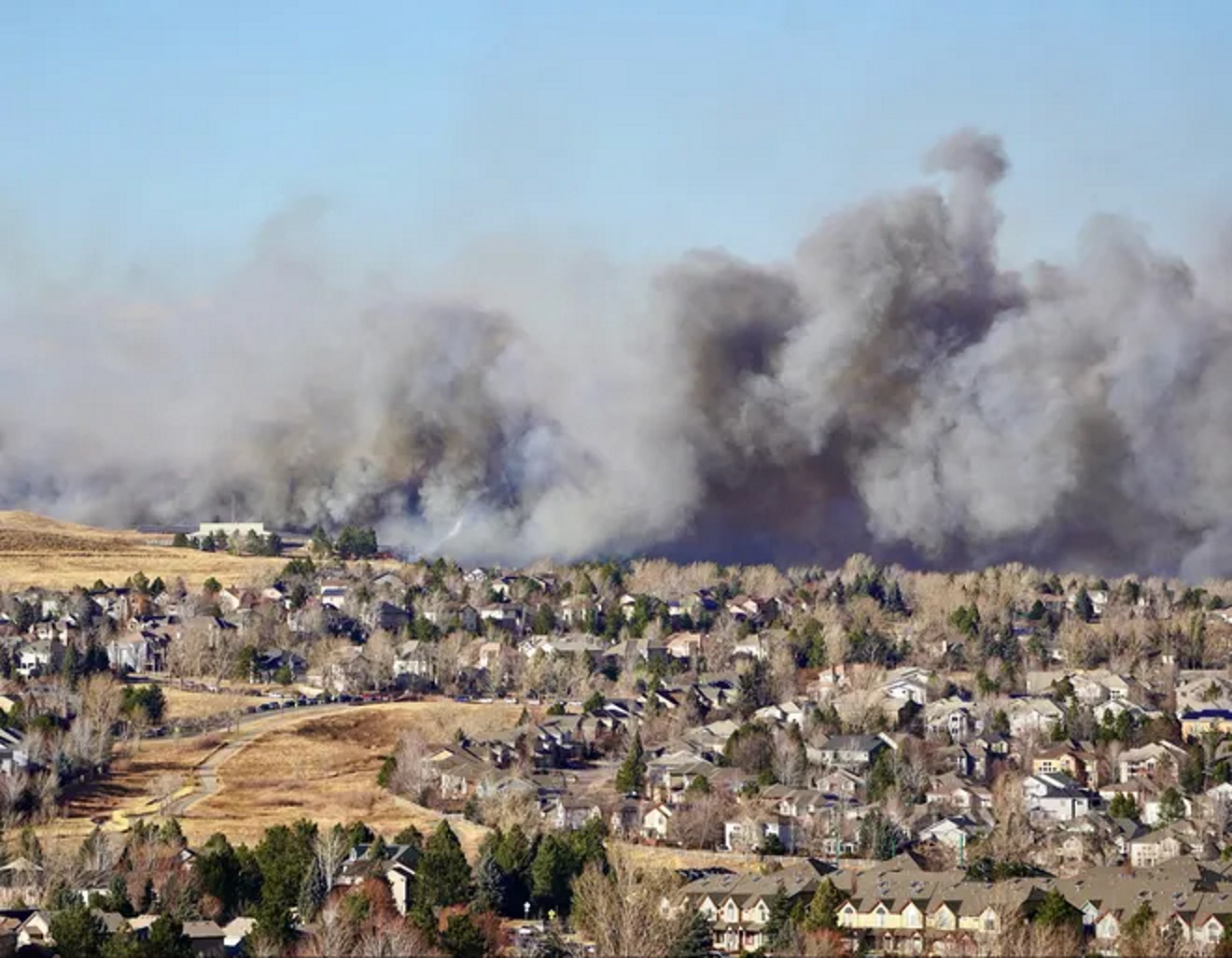 Smoke fills the air over the suburb of Superior, Colorado, as a wind-driven wildfire forced evacuations on 30 December 2021. Photo: Trevor Hughes