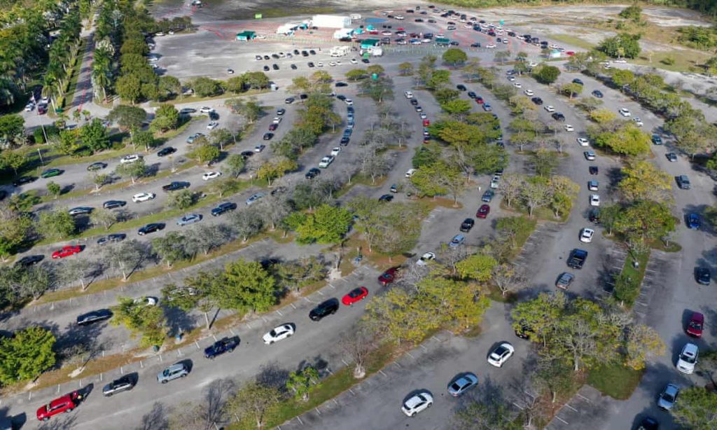 Aerial view of cars lined up at a drive-through COVID-19 testing site in Miami on 29 December 2021. Photo: Joe Raedle / Getty Images