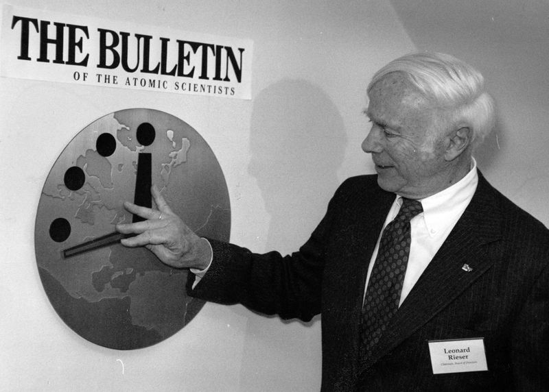 Leonard Rieser, chairman of the board of the Bulletin of the Atomic Scientists, moves the hand of the Doomsday Clock back to 17 minutes before midnight at offices near the University of Chicago on 26 November 1991. Photo: Carl Wagner / Chicago Tribune
