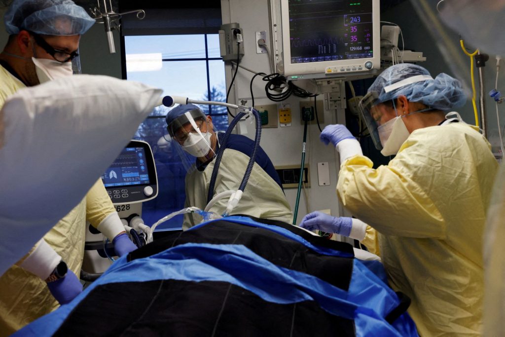 Medical staff treat a coronavirus disease (COVID-19) patient in their isolation room on the Intensive Care Unit (ICU) at Western Reserve Hospital in Cuyahoga Falls, Ohio, U.S., 4 January 2022. Photo: Shannon Stapleton / REUTERS