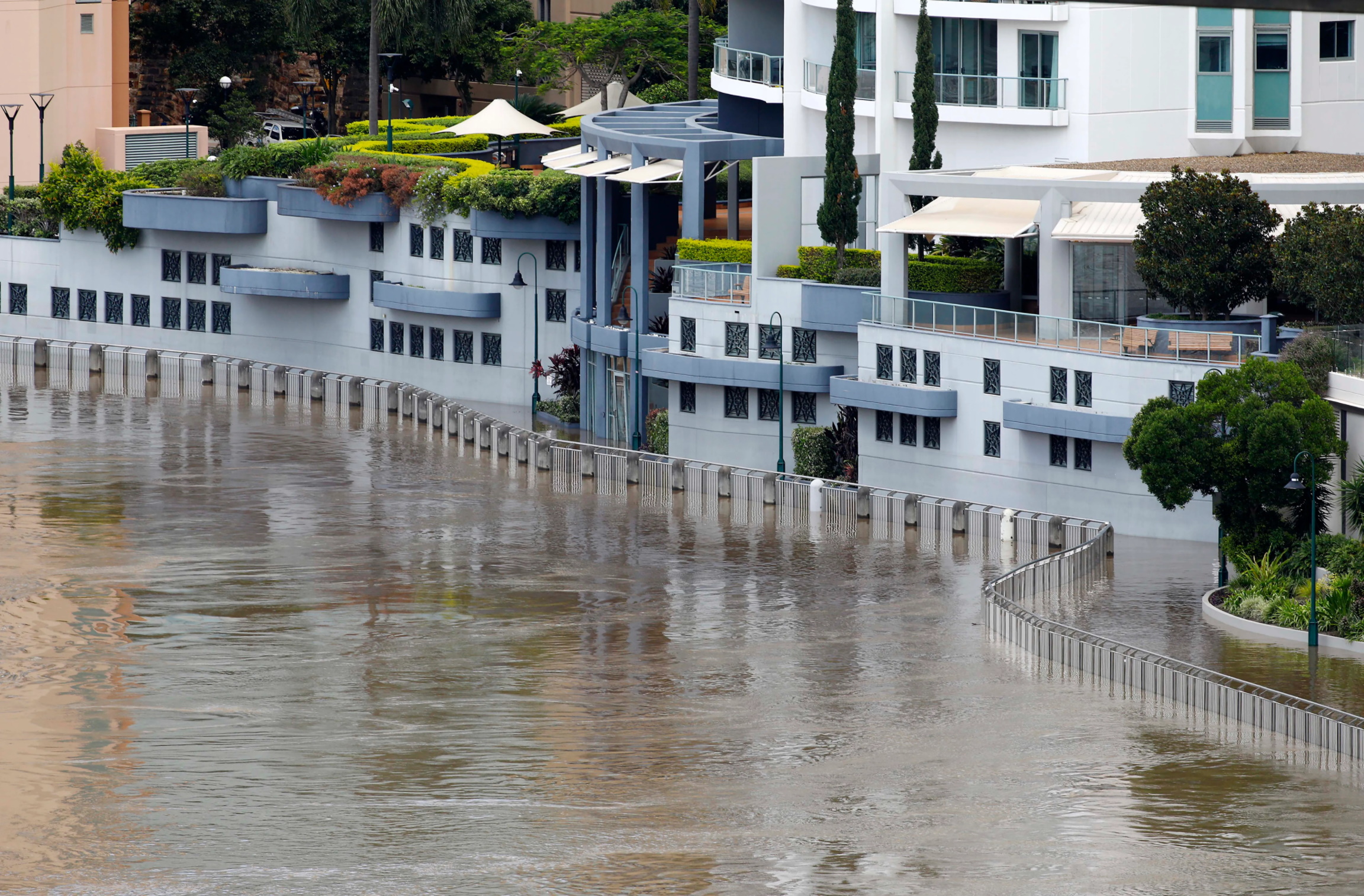 Floodwaters flow into an apartment building on the river in Brisbane, Australia, Wednesday, 2 March 2022. Photo: Tertius Pickard / AP