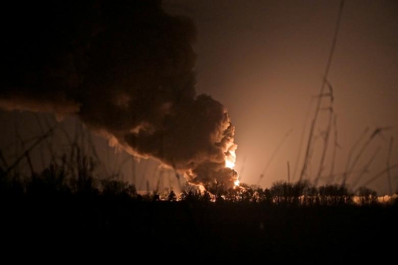 An oil depot burns after being hit by Russian shelling near the Vasylkiv military airbase in the Kyiv region, Ukraine, 27 February 2022. Photo: Maksim Levin / REUTERS