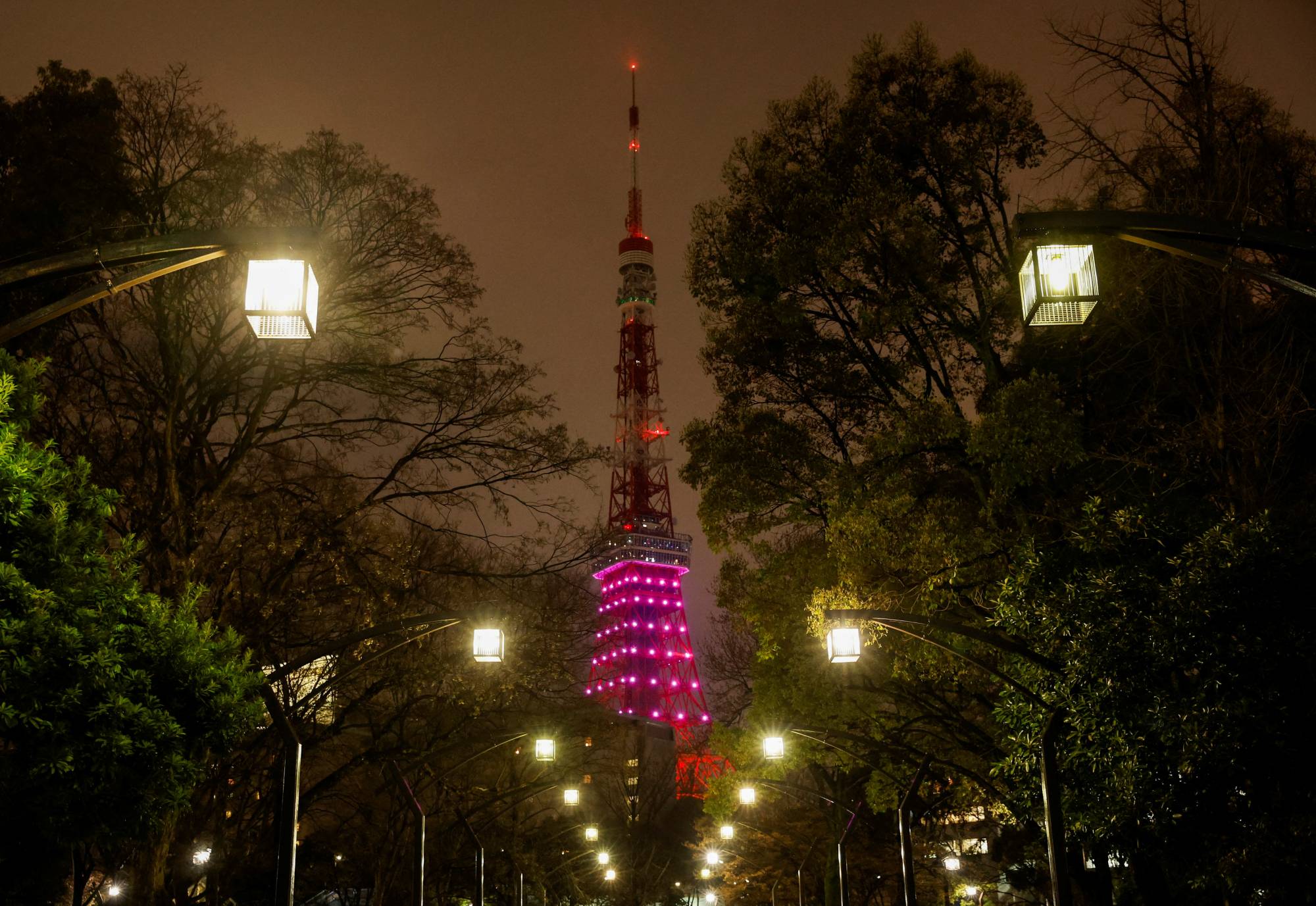Tokyo Tower is illuminated only in the lower-half part in response to the government’s request to save electricity in Tokyo, Japan on 22 March 2022. Photo: Issei Kato / REUTERS