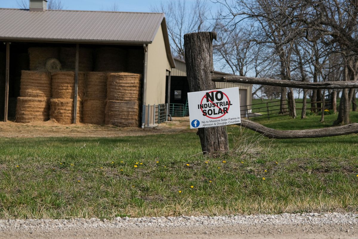 An anti-solar sign is displayed in front of the Antes home, Edgerton, Kansas, U.S., 4 April 2022. Photo: Arin Yoon / REUTERS