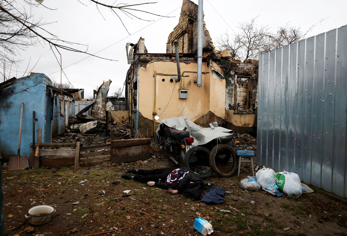 A body of a civilian, who according to residents was executed by Russian army soldiers, lies in the courtyard of a house, amid Russia's invasion of Ukraine, in Bucha, in the region of Kyiv, Ukraine, 2 April 2022. Photo: Zohra Bensemra / REUTERS