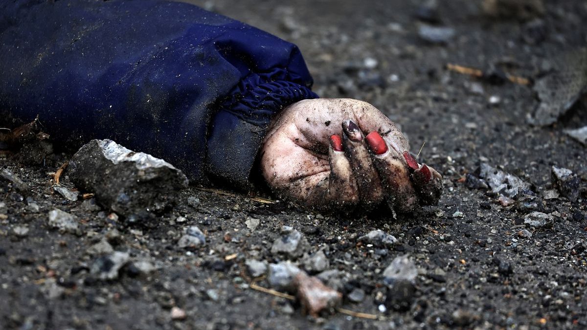 A body of a woman, who according to residents was executed by Russian army soldiers, lies on the street, amid Russia's invasion of Ukraine, in Bucha, in the region of Kyiv, Ukraine, 2 April 2022. Photo: Zohra Bensemra / REUTERS