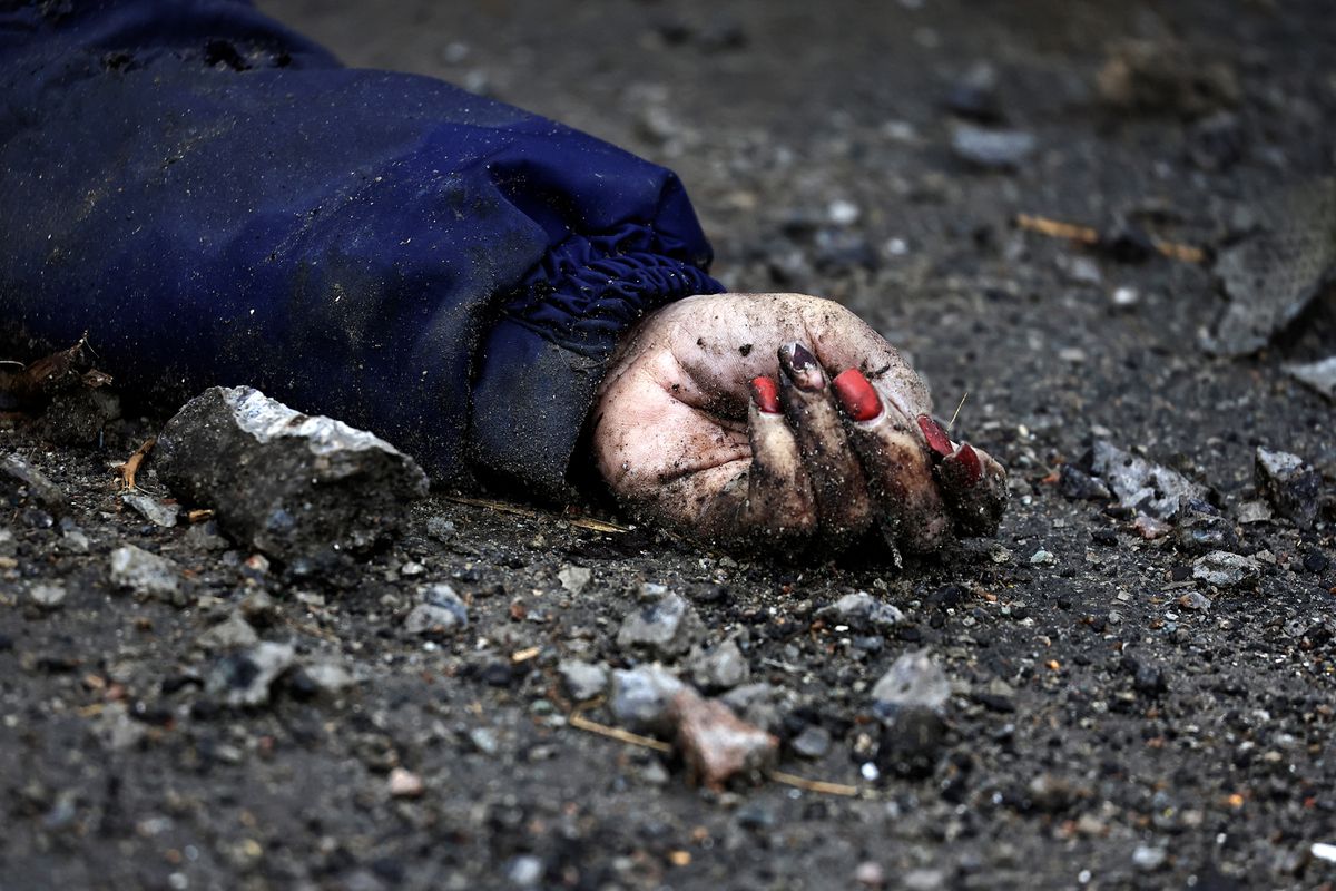 A body of a woman, who according to residents was executed by Russian army soldiers, lies on the street, amid Russia's invasion of Ukraine, in Bucha, in the region of Kyiv, Ukraine, 2 April 2022. Photo: Zohra Bensemra / REUTERS
