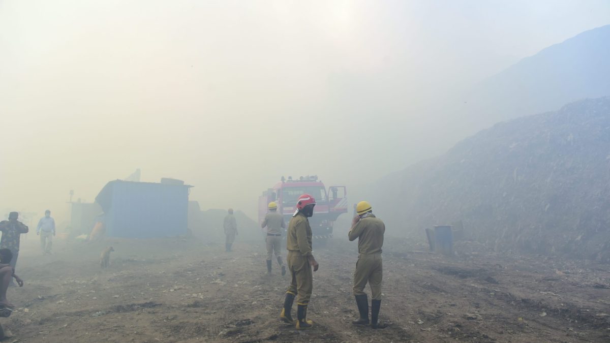 Firefighters try to extinguish a fire that broke out at the Ghazipur landfill in New Delhi on 28 March 2022. Photo: Ravi Choudhary / PTI