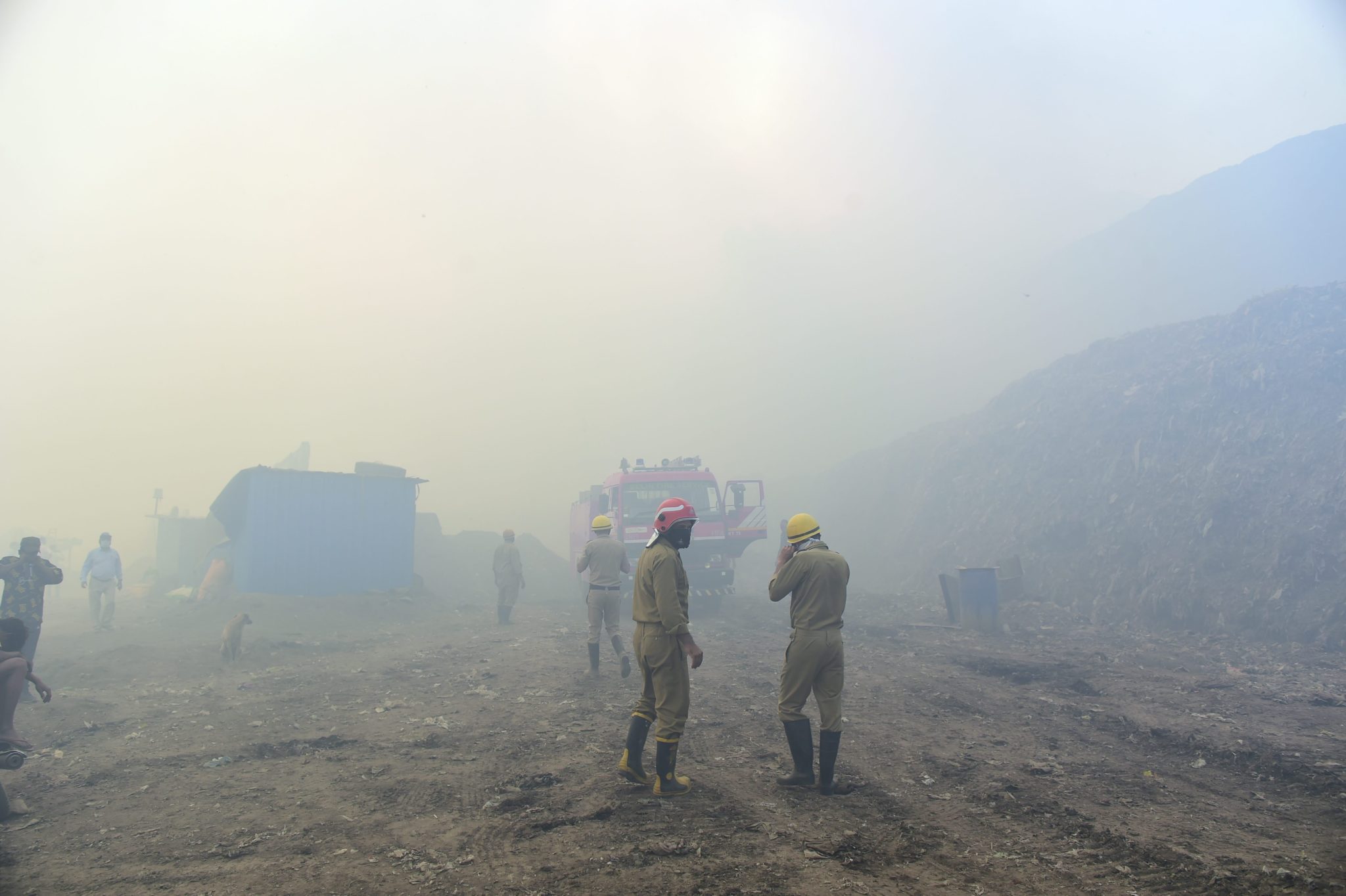 Firefighters try to extinguish a fire that broke out at the Ghazipur landfill in New Delhi on 28 March 2022. Photo: Ravi Choudhary / PTI