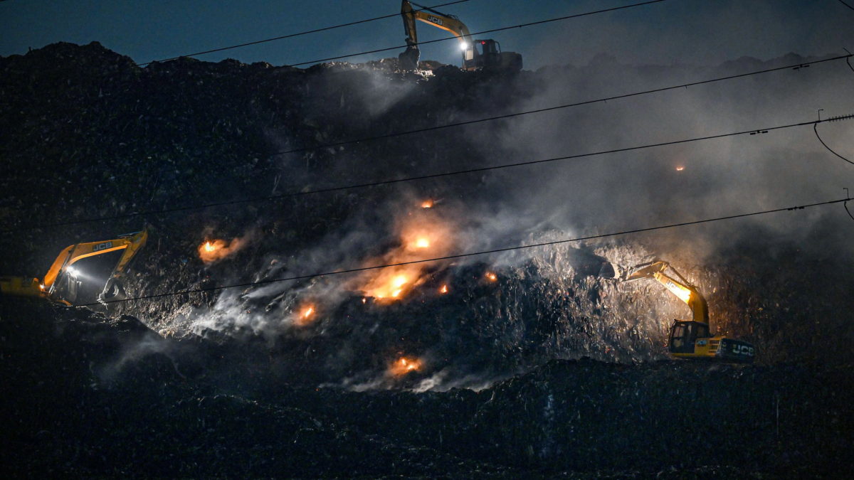 Smoke billows from a fire at Ghazipur landfill, in New Delhi, India, late Saturday, 9 April 2022. Photo: Kamal Kishore / PTI