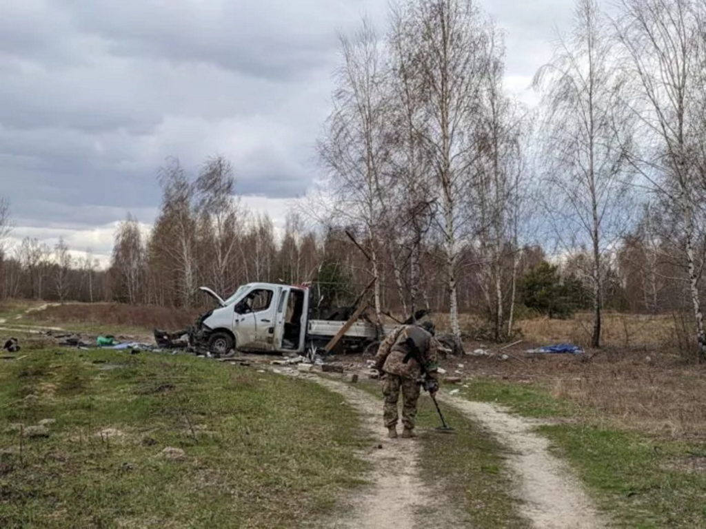 Ukrainian sapper during the demining of the Kyiv Oblast, Ukraine, after Russian occupation forces were driven out in April 2022. Photo: 112th Territorial Defense Brigade of Kyiv