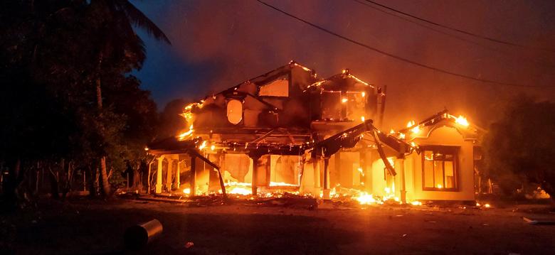 Anti-government demonstrators set fire on the house owned by minister Sanath Nishantha of resigned Prime Minister Mahinda Rajapaksa’s cabinet after ruling party supporters stormed anti-govt protest camp, amid the country’s economic crisis, in Arachchikattuwa, Sri Lanka, 9 May 2022. Photo: REUTERS