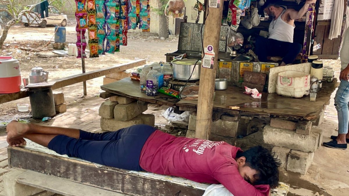 At this pavement stall, a worker rests as temperatures in May 2022 crossed 45 degrees Celsius. Photo: Anjana Pasricha / VOA