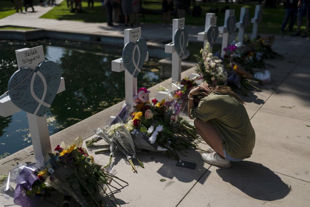 Elena Mendoza, 18, grieves in front of a cross honoring her cousin, Amerie Jo Garza, one of the victims killed in the elementary school shooting in Uvalde, Texas, Thursday, 26 May 2022. Photo: Jae C. Hong / AP Photo