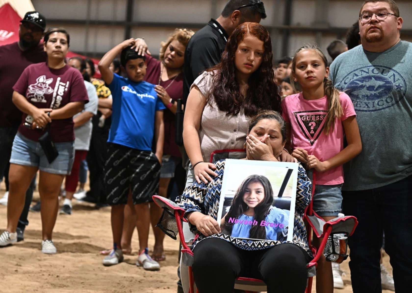 Esmeralda Bravo holds a picture of her granddaughter Naveah, one of the school shooting victims, during a vigil at the Uvalde County Fairplex, 25 May 2022. Photo: Wally Skalij / Los Angeles Times