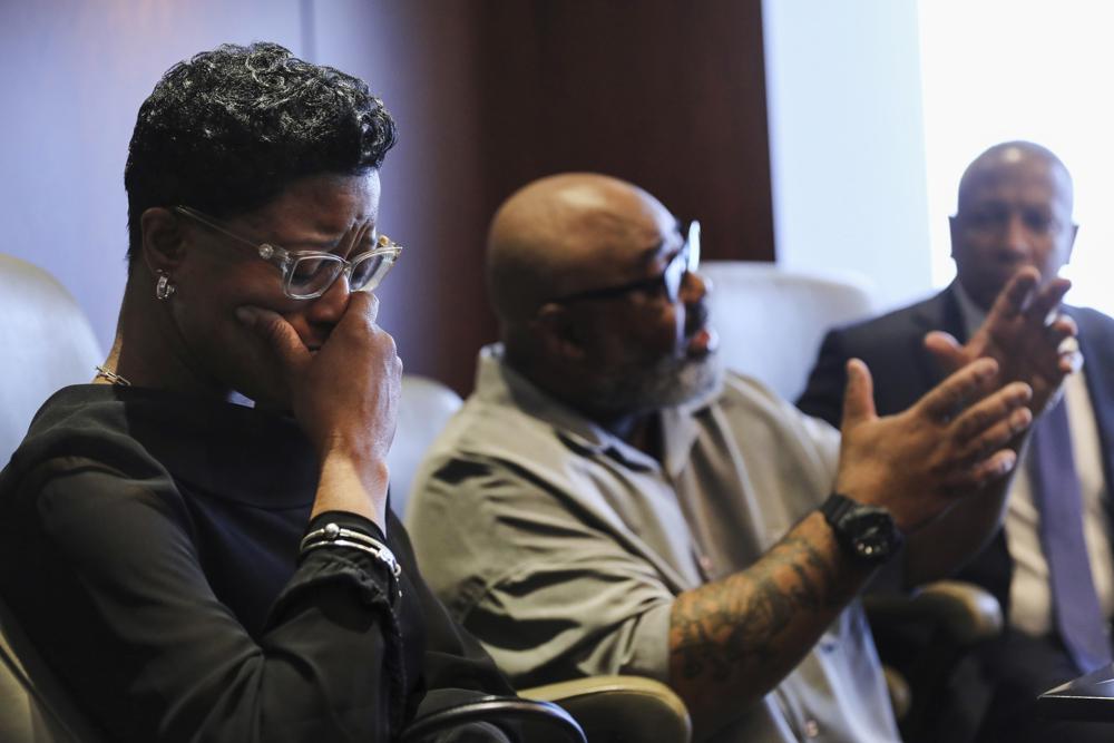 Veldarin Jackson, Sr., center, talks about receiving the call that his mother, Janice Reed, had died as his wife Adjoa Jackson, left, becomes emotional, Tuesday, 24 May 2022, in Chicago. Reed was one of the three senior victims who died in a Rogers Park building where residents complained of heat. The Cook County Medical Examiner's office has yet to determine the causes of death for the three women on 14 May 2022. Photo: Jose M. Osorio / Chicago Tribune / AP