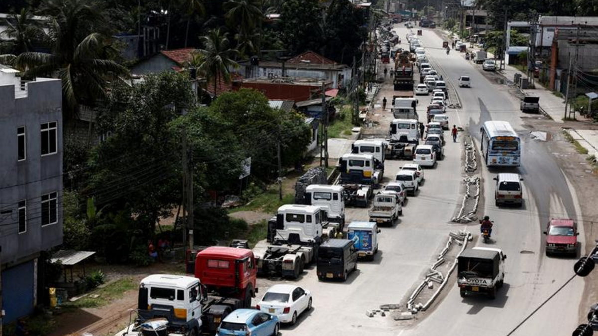Vehicles queue for diesel and petrol as they wait for a fuel tanker since the previous day amid the country's economic crisis, in Colombo, Sri Lanka, 23 June 2022. Photo: Dinuka Liyanawatte / REUTERS