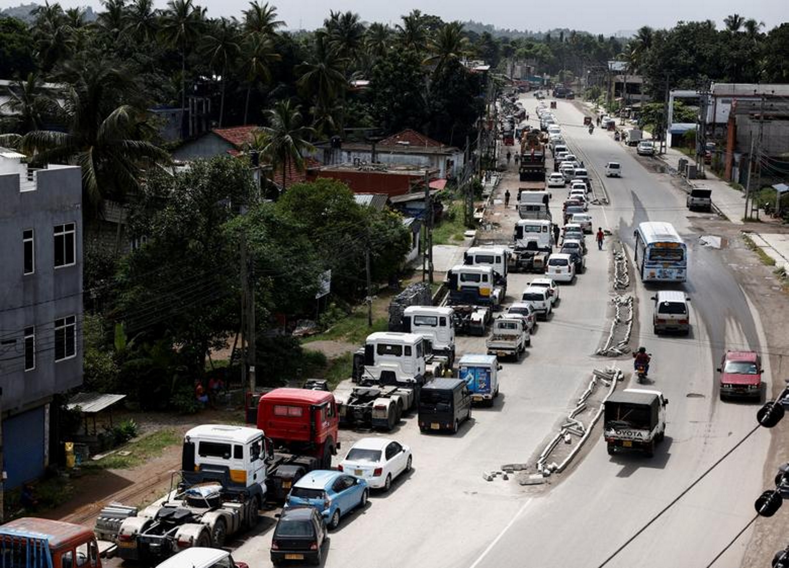 Vehicles queue for diesel and petrol as they wait for a fuel tanker since the previous day amid the country's economic crisis, in Colombo, Sri Lanka, 23 June 2022. Photo: Dinuka Liyanawatte / REUTERS