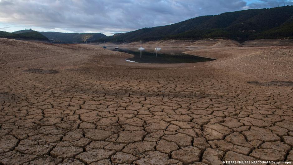 Low water levels at a reservoir in drought-stricken Entrepenas near Sacedon in Spain. Photo: Pierre-Philippe Marcou / AFP / Getty Images