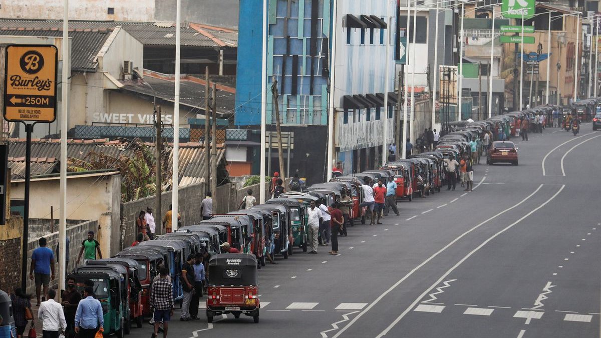 Three-wheelers queue to buy petrol due to fuel shortage, amid the country's economic crisis, in Colombo, Sri Lanka, 5 July 2022. Dinuka Liyanawatte / REUTERS