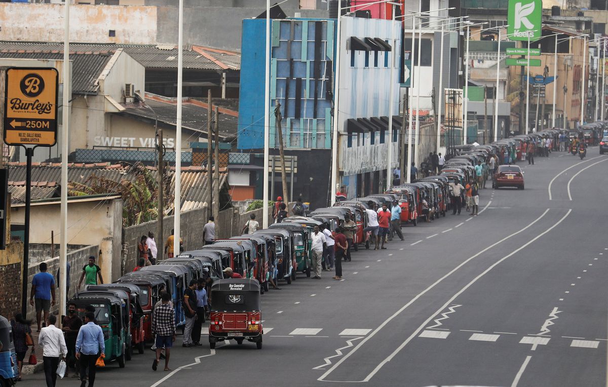 Three-wheelers queue to buy petrol due to fuel shortage, amid the country's economic crisis, in Colombo, Sri Lanka, 5 July 2022. Dinuka Liyanawatte / REUTERS