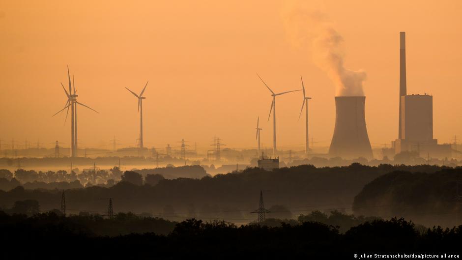 Mehrum coal-fired power plant in Germany, with wind turbines. On 1 August 2022, the coal power station in Mehrum was the first to be reactivated. Photo: Julian Stratenschulte / DPA / Picture Alliance