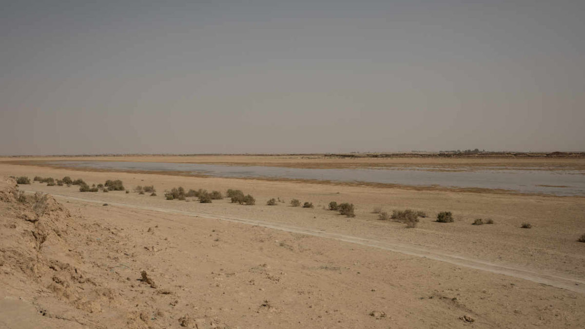 Lake Sawa in Iraq, 6 July 2022. The lake is filled with only 5 percent to 10 percent of its initial area. Photo: Laurence Geai / Le Monde