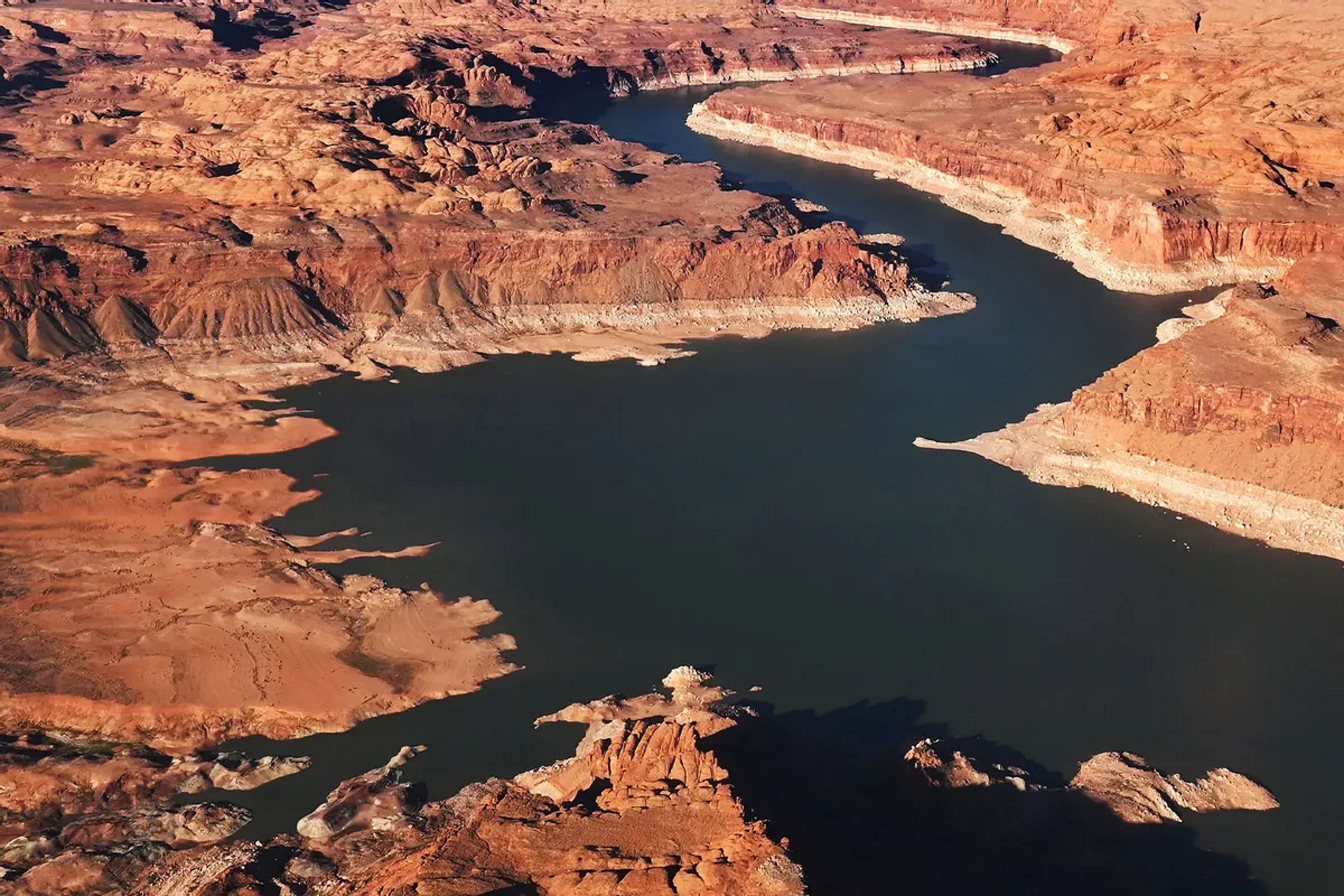 Aerial view of Lake Powell in Page, Arizona on 5 April 2022, showing water levels at a historic low. Photo: RJ Sangosti / MediaNews Group / The Denver Post / Getty Images