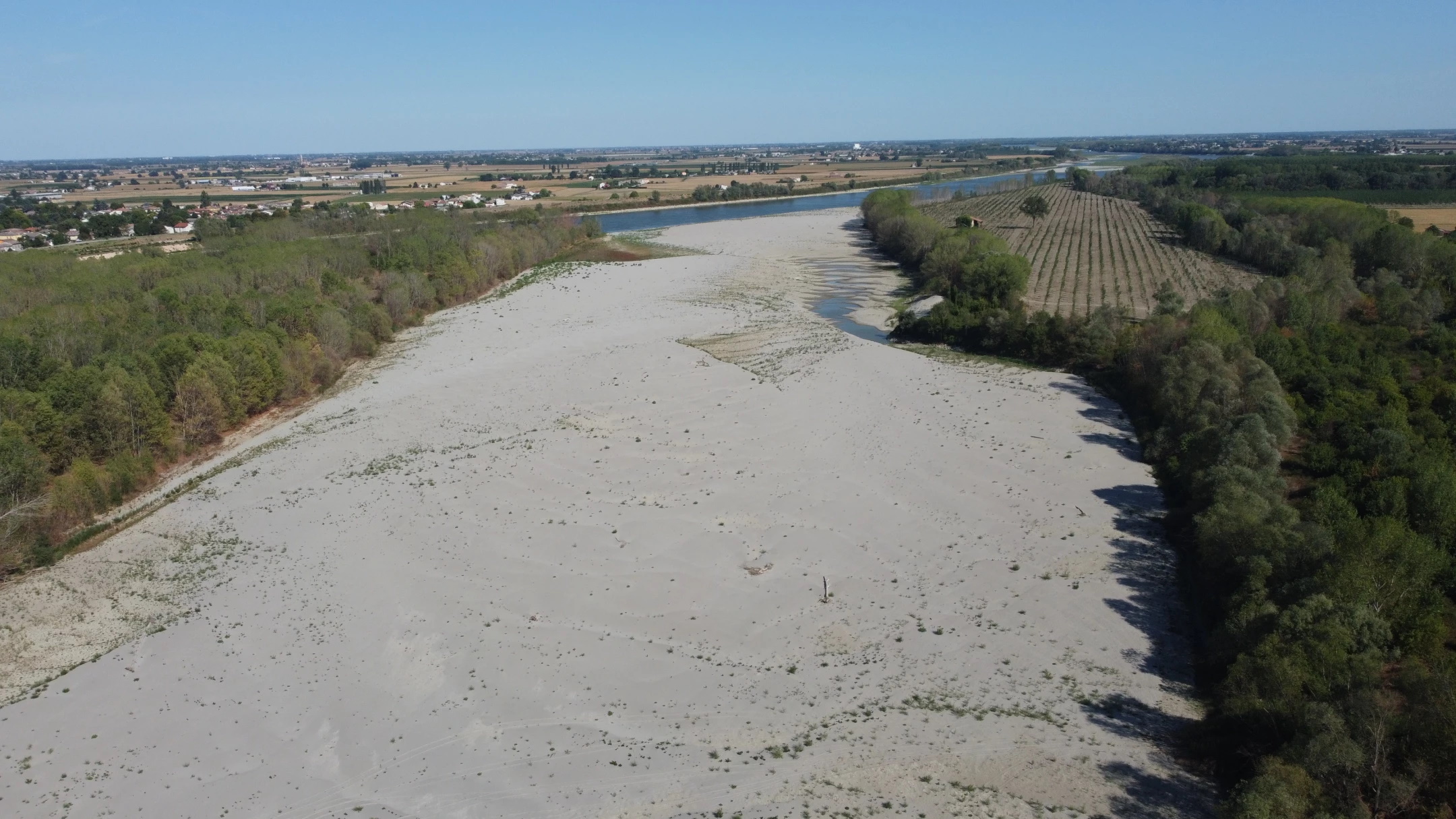 The dried riverbed of the Po on 11 August 2022 in Sermide, Italy. Photo: Luigi Navarra / Associated Press