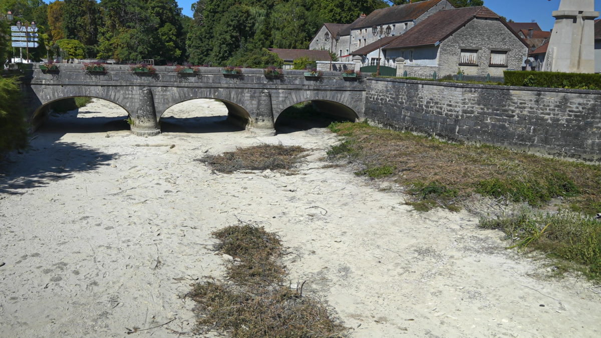 The dried-up river Tille in Lux, France in 2022. Photo: Nicholas Garriga / Associated Press