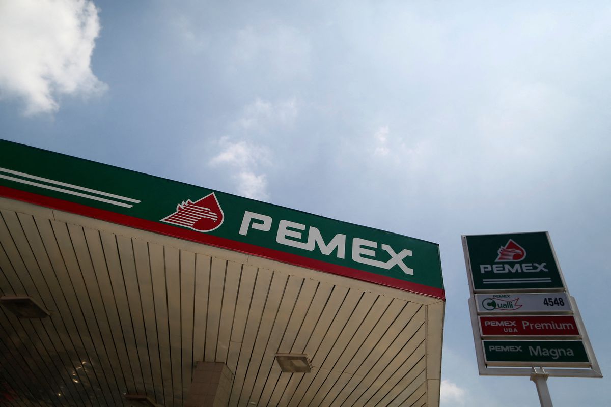 The logo of Mexican petroleum company Pemex is seen at a gas station in Mexico City, 28 August 2014. Edgard Garrido / REUTERS